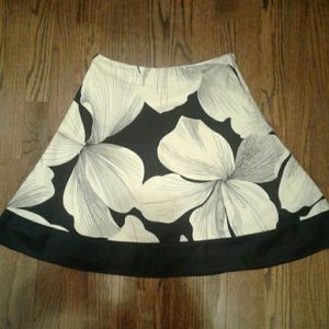 White House Black Market Blk wht flower skirt